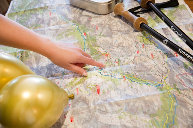 Symbolbild für Jobs mit Unterkunft in Österreich: Finger deutet auf Landkarte von Oberlech am Arlberg