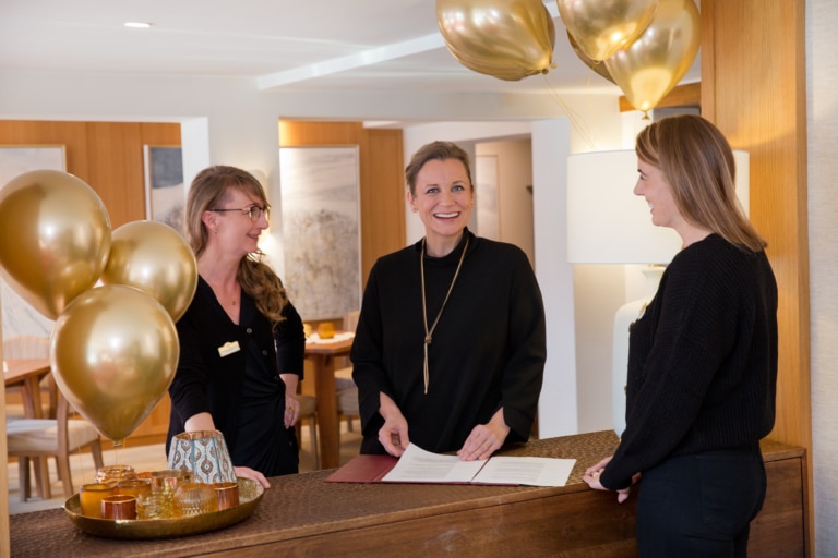 HR-Team der Sonnenburg Hotels mit Arbeitsvertrag für Hoteljobs