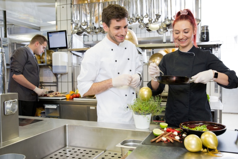 Symbolbild für Österreich Jobs mit Unterkunft: Küchenchefin erklärt Koch ein Rezept