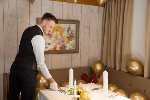 Hotel Arlberg Lech Jobs Symbolbild für Hotel Arlberg Lech Jobs: Servicekraft beim Tisch decken