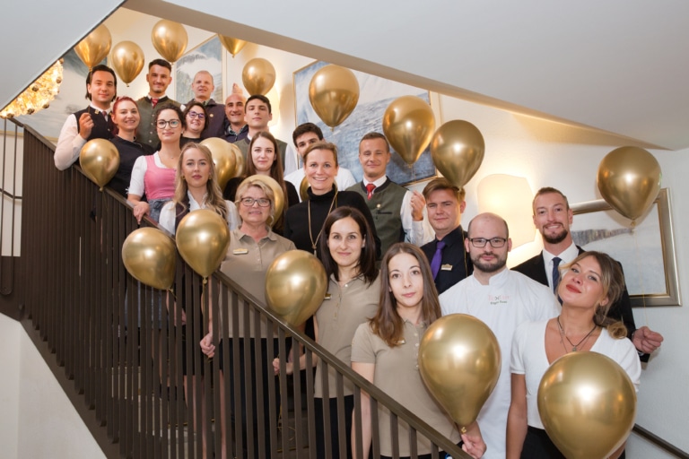 Symbolbild Jobs in Lech: Teamfoto des Hotel Sonnenburg