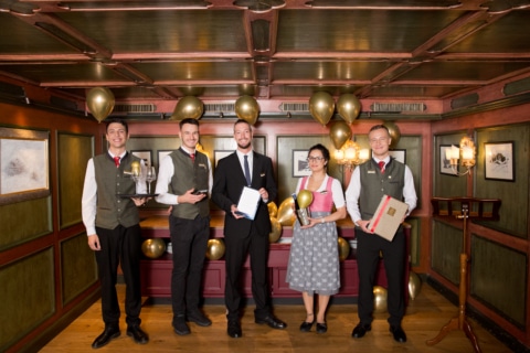 Hotel-Jobs in Österreich Symbolbild für Hotel-Jobs in Österreich: Das Service-Team der Sonnenburg