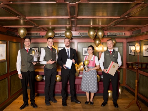 Hotel-Jobs in Österreich Symbolbild für Hotel-Jobs in Österreich: Das Service-Team der Sonnenburg