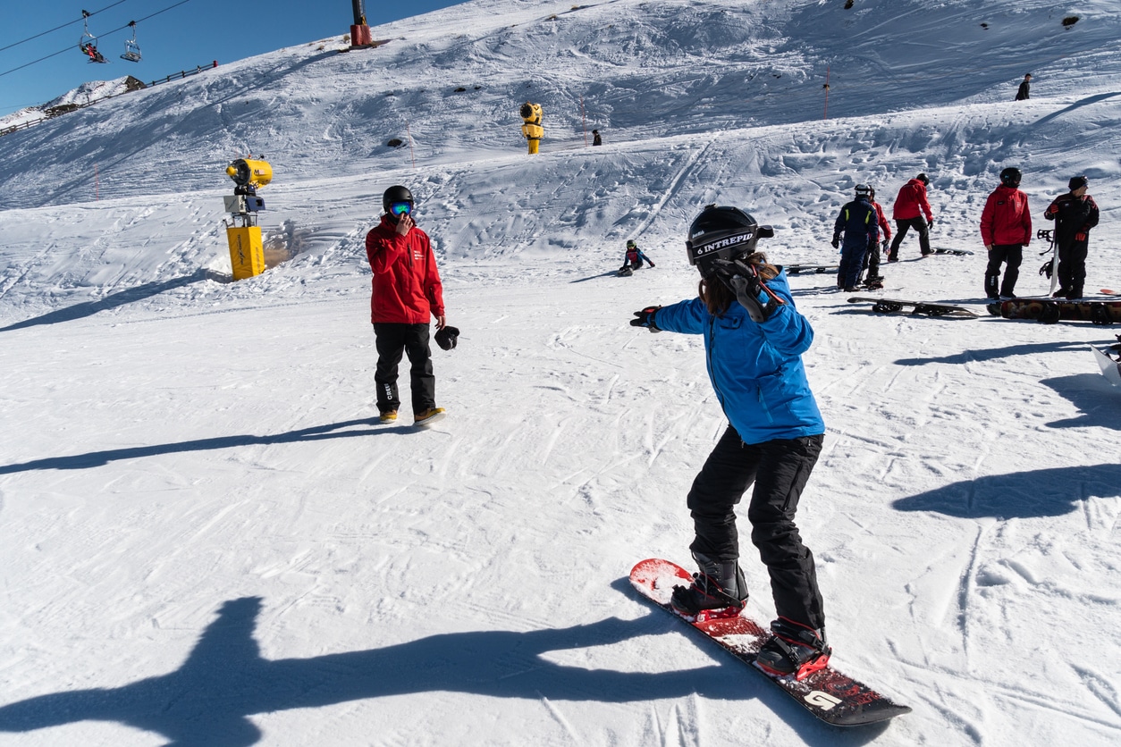 Erste Fahrversuche beim Snowboard-Kurs am Arlberg