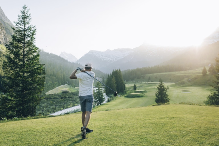 Mann beim Golfen in Lech
