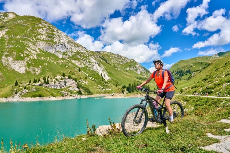 Frau beim Biken am Spullersee in Lech