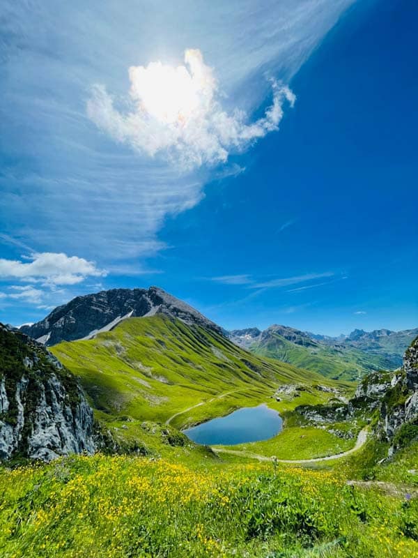 Symbolbild Sommerfrische in Lech am Arlberg: sommerliche Berglandschaft mit Bergsee
