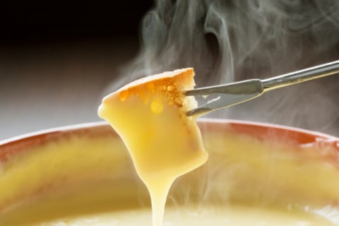 Fondue Lech Beispielbild für Fondue in Lech: Käsefondue mit aufgespießtem Brot