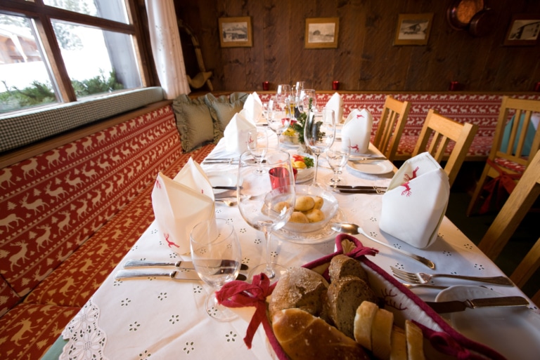 Gedeckter Tisch voller Fondue-Beilagen im Sonnenburg-Hotel am Arlberg