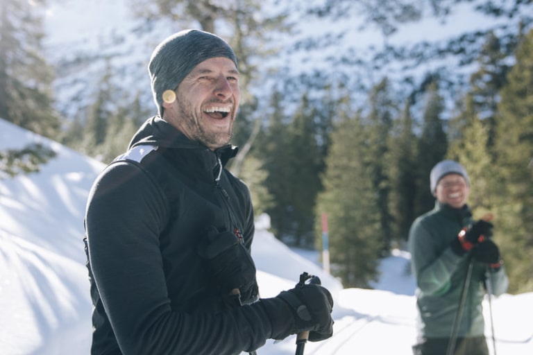 Zwei Freunde beim Langlaufen in Lech