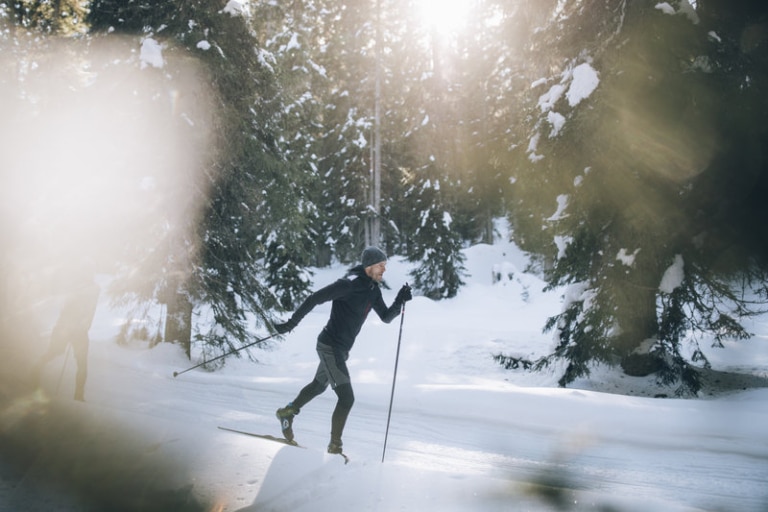 Mann auf der Langlaufloipe in Lech