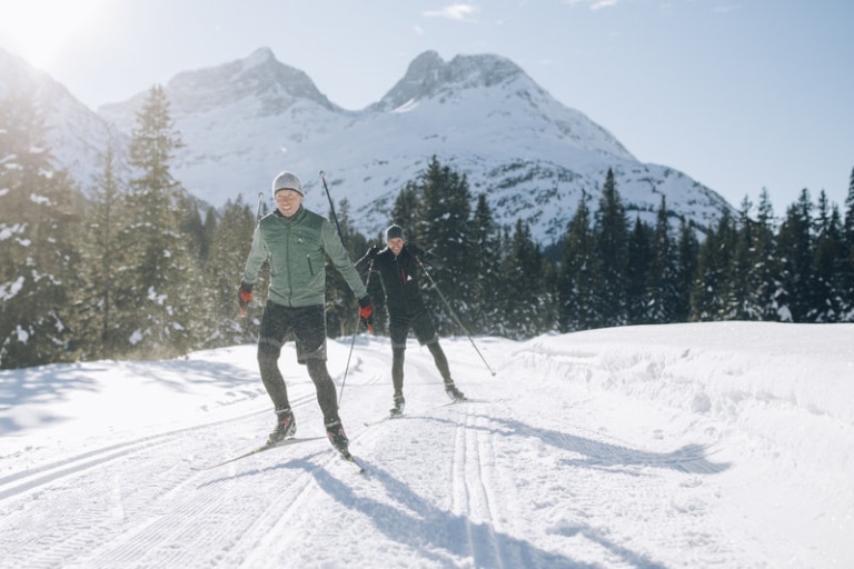 Zwei Männer auf der Skatingstrecke in Lech