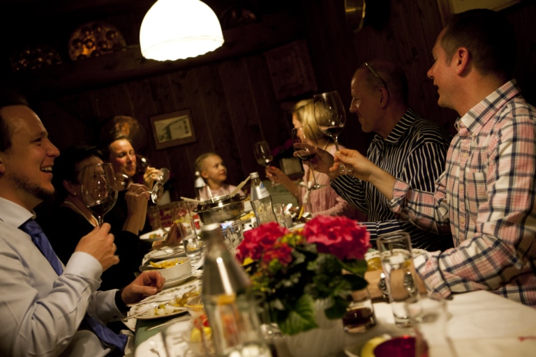 Größere Gruppe beim Abendessen in Lech: Fondue-Restaurant Schüna