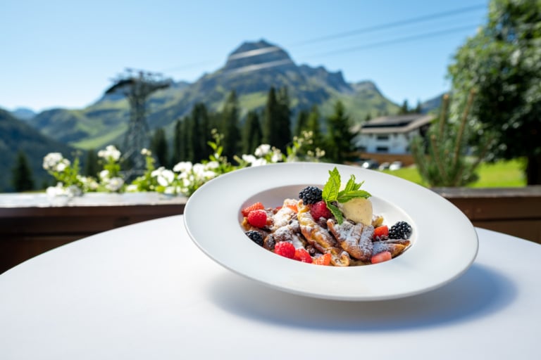 Portion Kaiserschmarrn im Sonnenburg Terrassen-Restaurant in Lech am Arlberg mit Bergblick