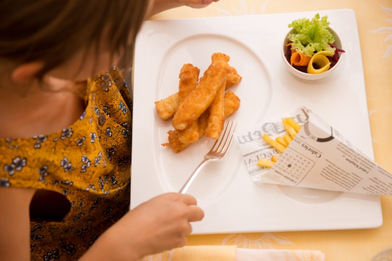 Kindergericht Fisch und Pommes auf der Sonnenterrasse im Hotel Sonnenburg