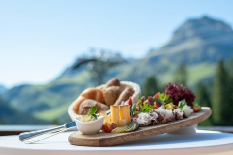 Sonnenburg_Food Bretteljause im Hotel Sonnenburg mit Aussicht auf die Lecher Alpen