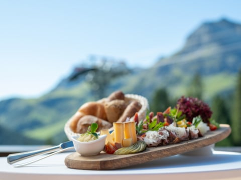 Sonnenburg_Food Bretteljause im Hotel Sonnenburg mit Aussicht auf die Lecher Alpen