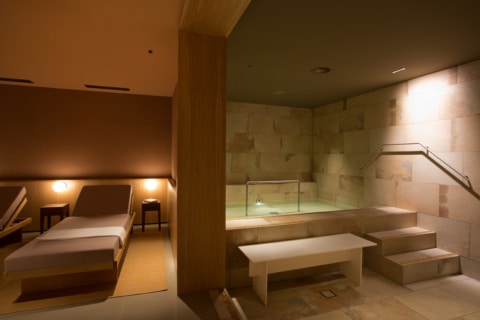 Sonnenburg_Gebaeude_Raeumlichkeiten_Stammhaus_Wellness Entspannungsbereich in einem modernen Spa mit Liegen und einem Wasserbereich