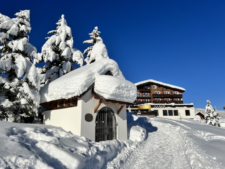 Das Hotel an der Piste im Winter