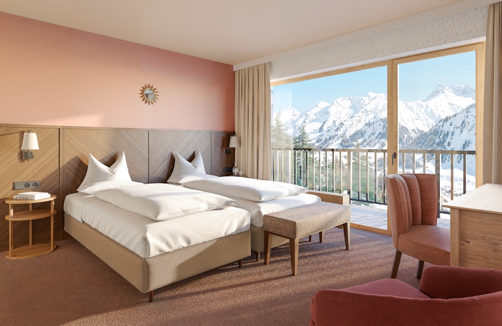 Doppelzimmer mit Twin-Betten und Fenster mit Aussicht auf einen verschneiten Berg