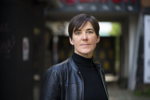 Gaea Schoeters Portrait einer Frau in urbaner Umgebung, die für Tourismus und Gastronomie steht