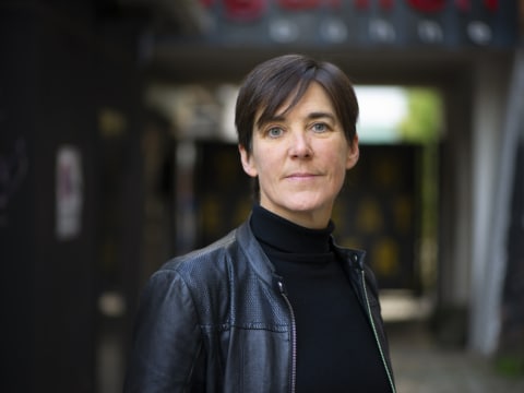 Gaea Schoeters Portrait einer Frau in urbaner Umgebung, die für Tourismus und Gastronomie steht