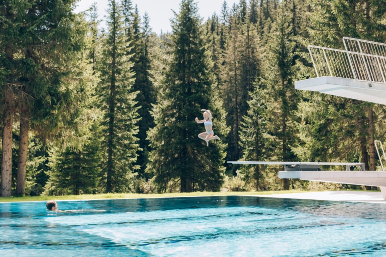 Schwimmbecken mit Sprungturm im Waldschwimmbad