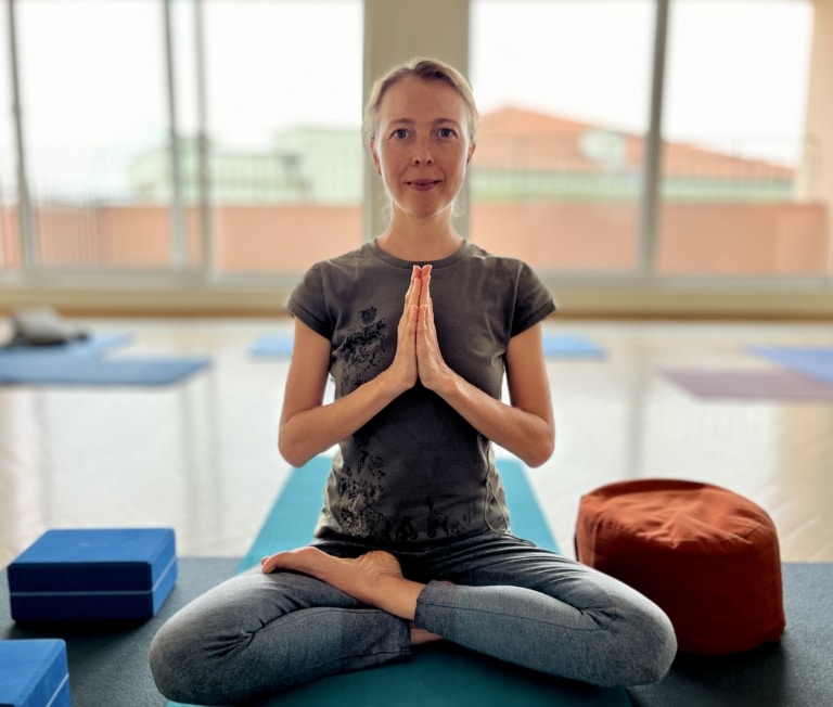 Yogapose auf einer Yogamatte